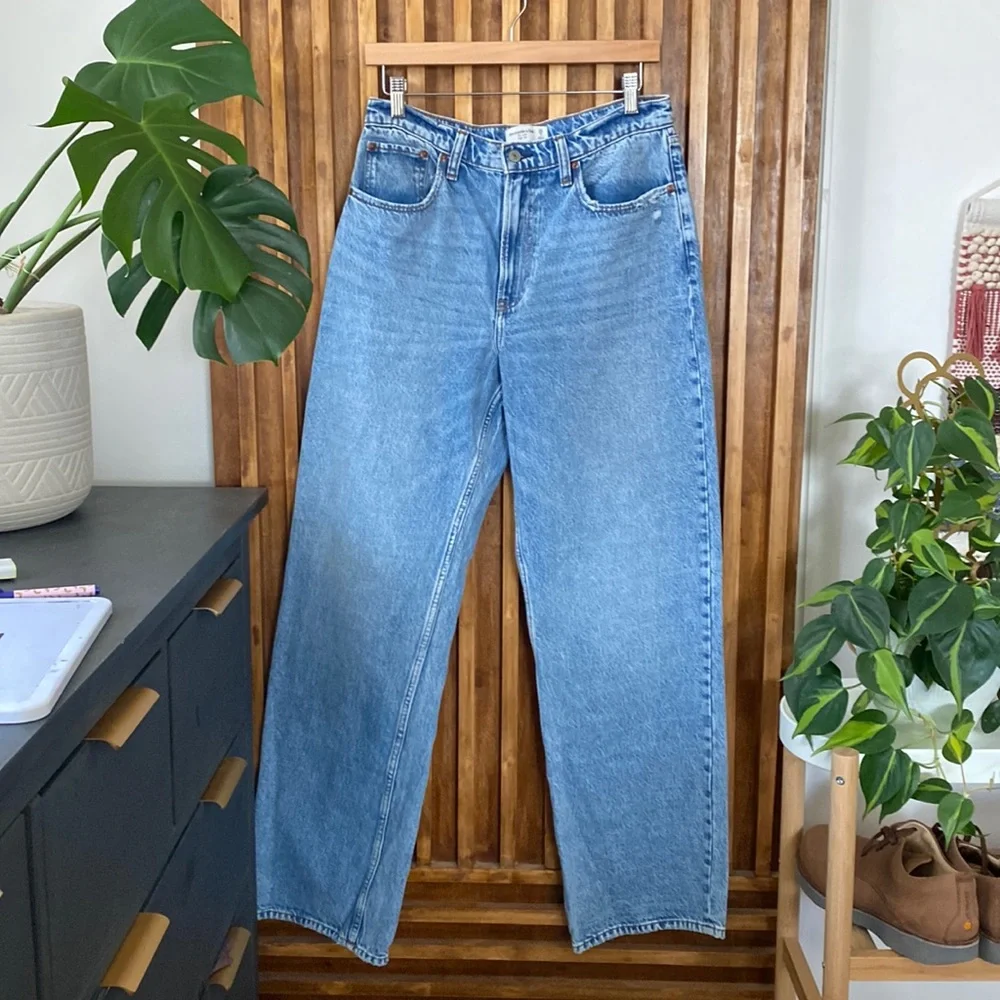 A&F The Loose High Rise Jeans. 29/8L - Picture 2 of 8